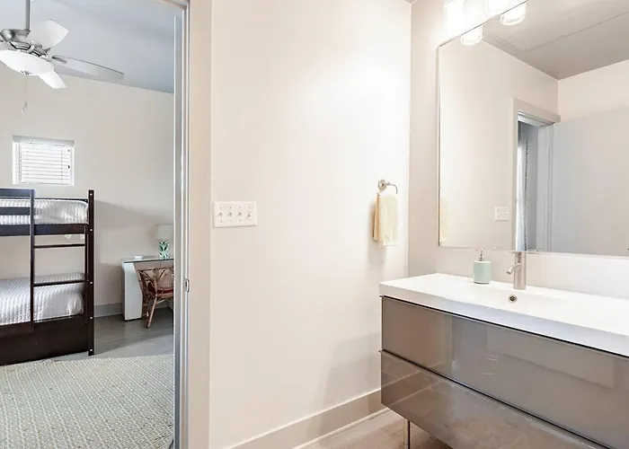 2bd Near Downtown & Hospitals King Bed + Parking Appartement